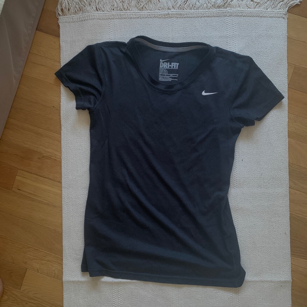 Nike dri-fit top Xs